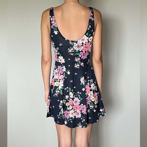 Floral mini skater dress with a deep back in size US 8 (size S). Brand new. - Picture 3 of 4